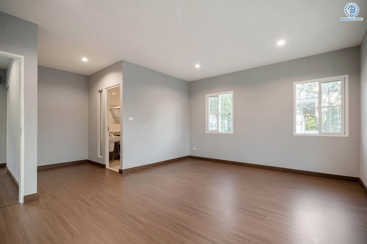 บ้านเดี่ยวมือสอง จากแบรนด์ LH โครงการ ชัยพฤกษ์ วัชรพล หลังใหญ่ เนื้อที่ 55.4 ตร.ว. ฟังก์ชัน 3 ห้องนอน 3 ห้องน้ำ จอดรถได้ 2 คัน พร้อม Facilities ครบครัน บนทำเลเดินทางสะดวก ติดถนนสุขาภิบาล5 เชื่อมต่อหลายเส้นทาง ใกล้ทางด่วน "ฉลองรัช" และรถไฟฟ้าสายสีเขียว "สถานีสายหยุด"